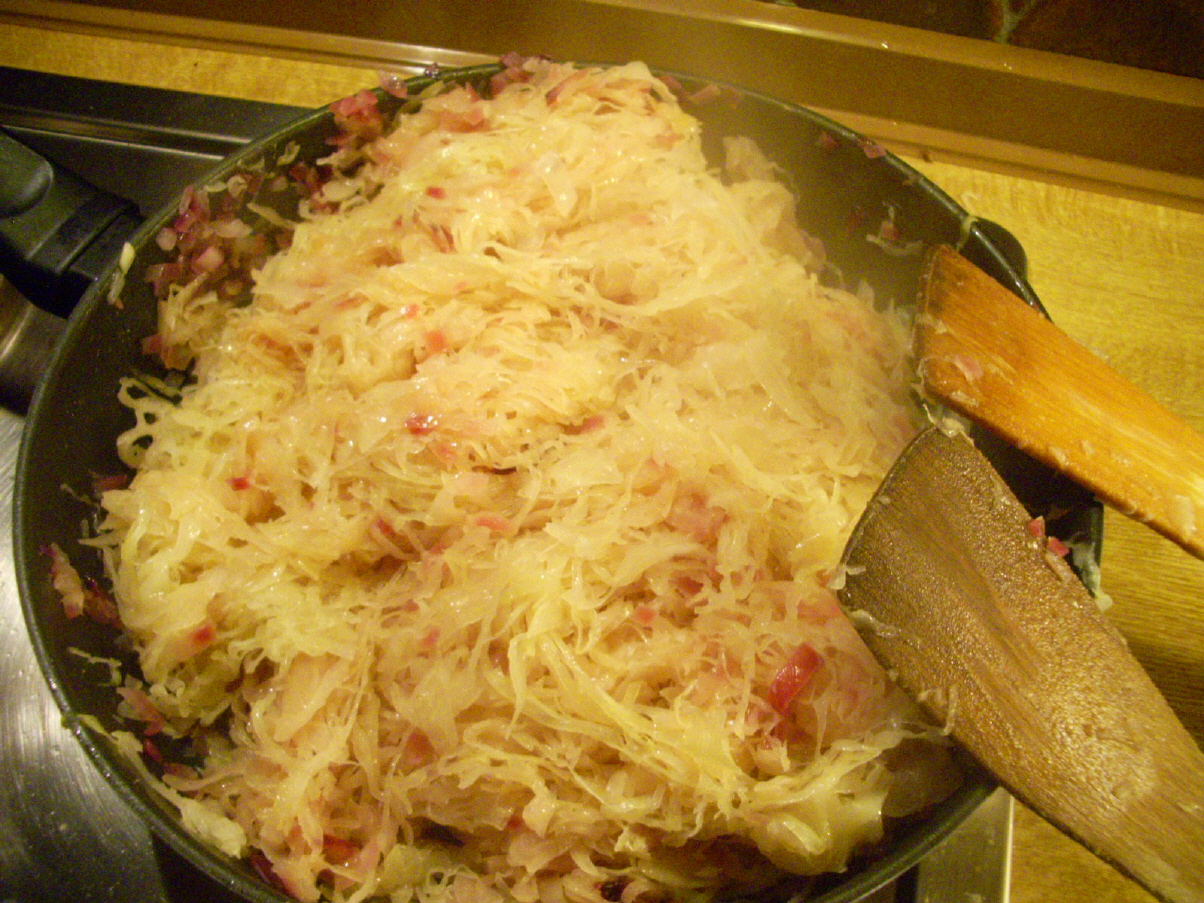 Gebratenes Sauerkraut mit Zwiebeln