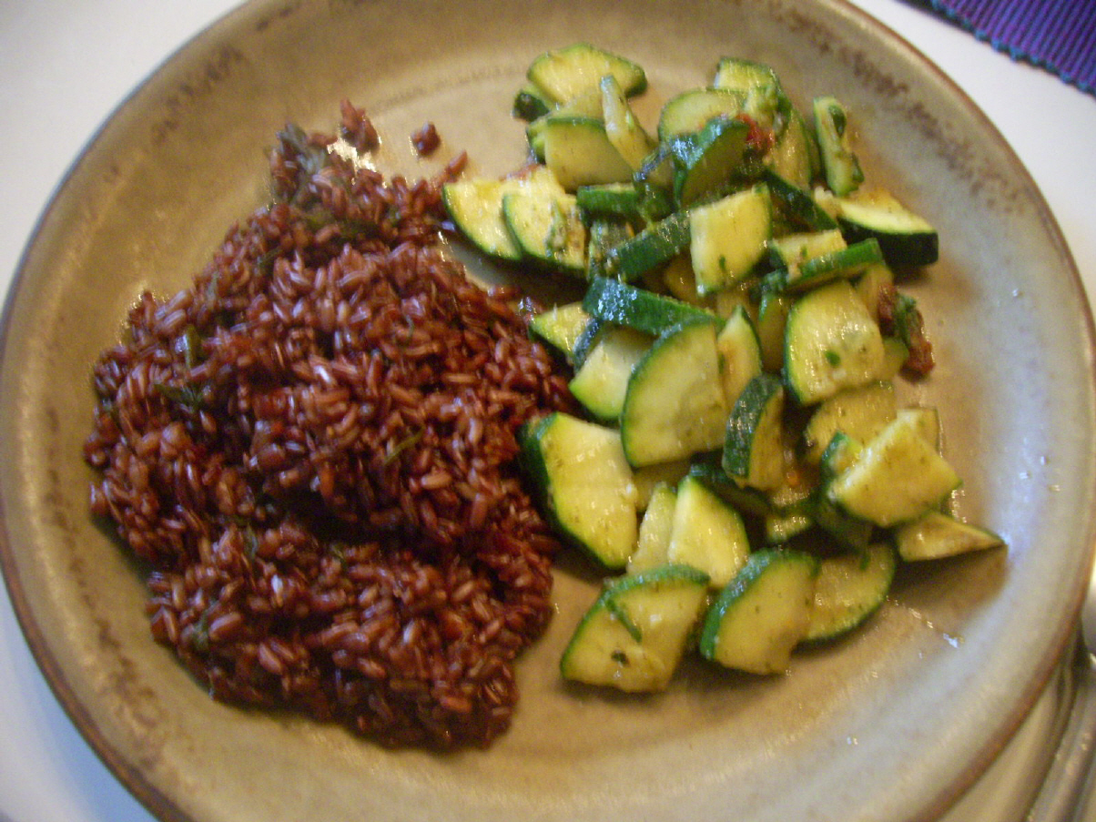 Kräuter-Zucchini mit rotem Reis